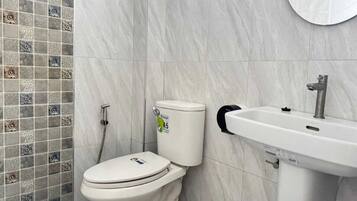 Shower, bidet, towels