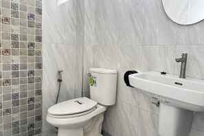 Regadera, bidet, toallas 