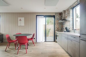Fridge, oven, stovetop, dishwasher - Holiday home by the coast in Julianadorp (Julianadorp aan zee)