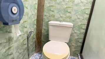 Shower, bidet, towels