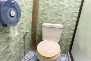 Regadera, bidet, toallas 