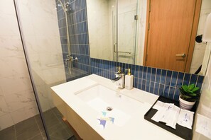 تجهيزات دش، مجففات شعر، مراحيض شطف، مناشف