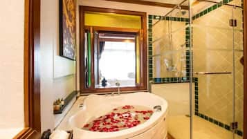 Een douche, een bidet, handdoeken
