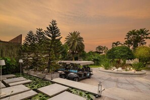 Property grounds - Elegant Deluxe Pool Villa Retreat (Pattaya)