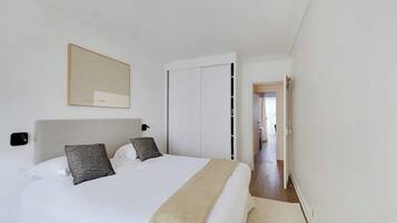 2 slaapkamers, een bureau, een strijkplank/strijkijzer, reisbedje