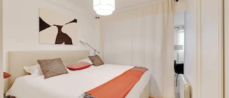 2 bedrooms, desk, iron/ironing board, travel cot