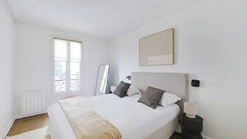 2 Schlafzimmer, Schreibtisch, Bügeleisen/Bügelbrett, Reisekinderbett