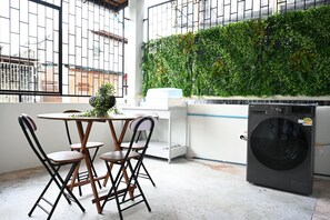 Apartamento família, vista para a cidade | Área de estar