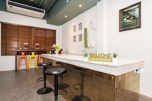 Suite, City View | Living area