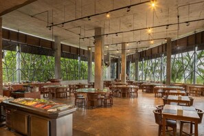 Dining - Spacious 3-Bedroom Family Pool Villa (Pattaya)