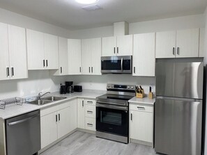 Private kitchen - Cozy 2-Bedroom Suite in Aspen Ridge (Saskatoon)