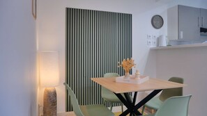 dining area. - Le Colibri - 1 bedroom - Terrace (Châtel-Guyon)