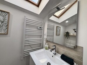 Een douche, een haardroger, handdoeken