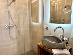 Shower, hair dryer - Dünenblick - Apartment close to the beach with balcony, parking space, WLAN. Pets (Sylt)