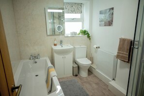 Hair dryer, towels, soap, toilet paper - Quaint studio in the heart of Skipton perfect for a cosy getaway (Skipton)