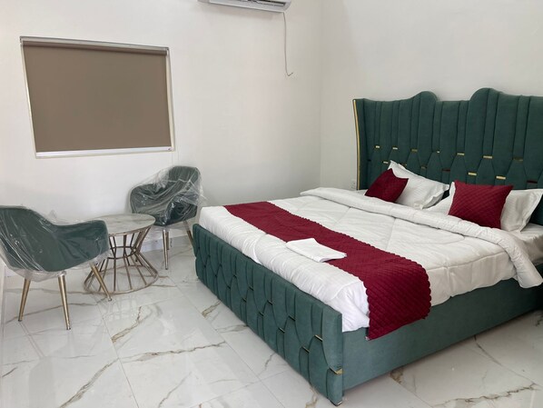 Schreibtisch, laptopgeeigneter Arbeitsplatz, kostenloses WLAN