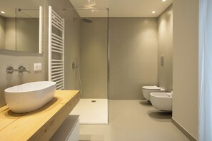 Haartrockner, Handtücher, Seife, Toilettenpapier