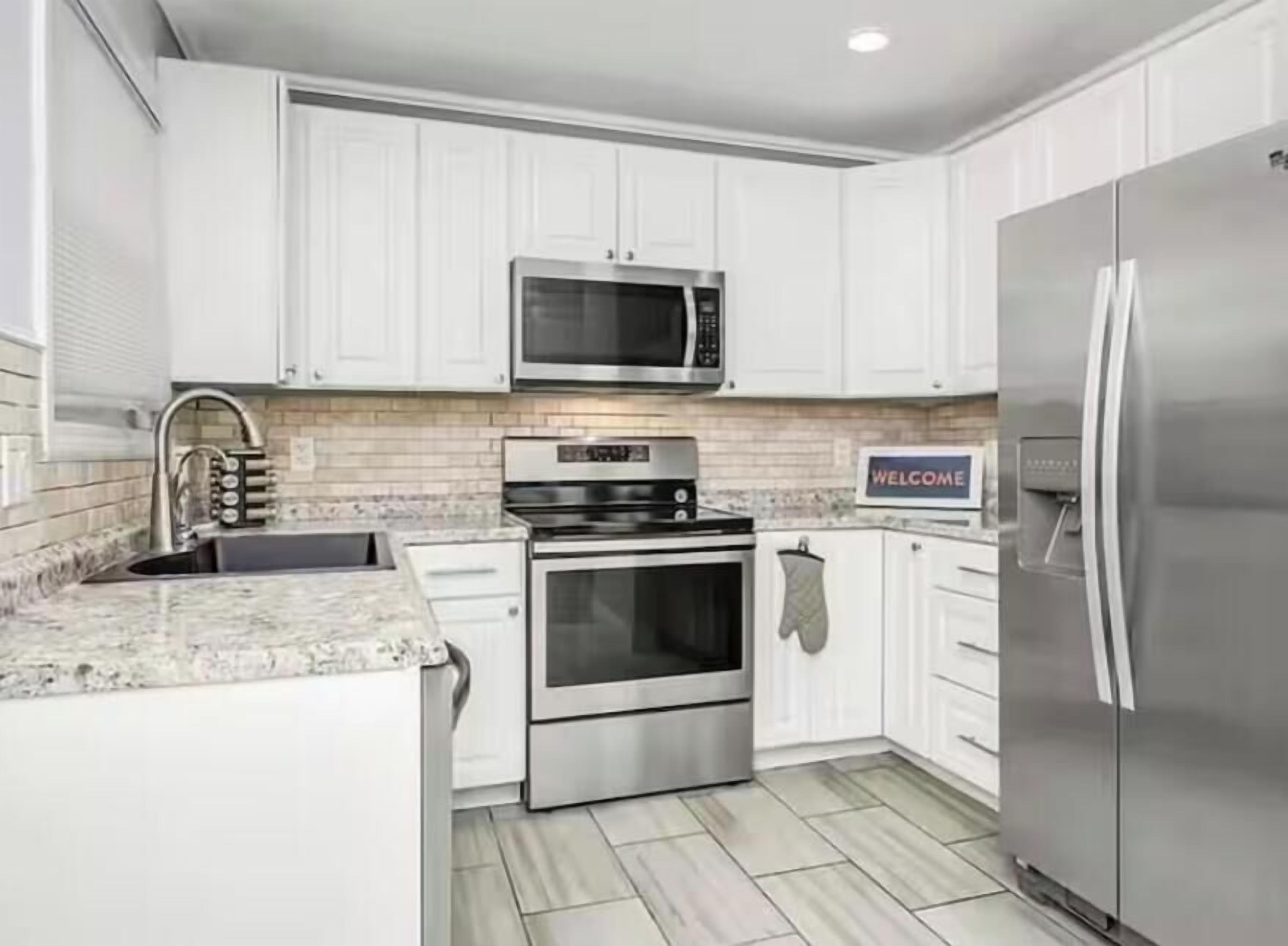 ثلاجة، ميكروويف، فرن، موقد طهي مسطح