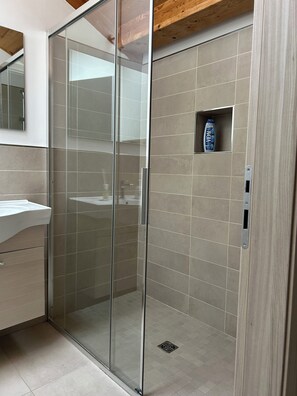 Hair dryer, towels, soap, toilet paper - New independent apartment 20 meters from the sea (Santo Stefano al Mare)