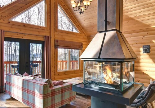 Scandinavian Luxury Log Home + Private Spa