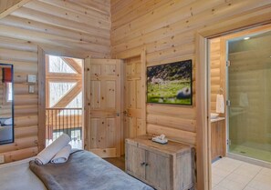 Desk, iron/ironing board, WiFi, bed sheets