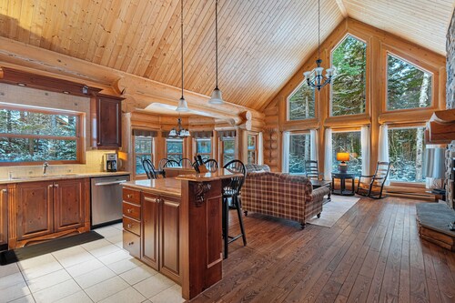 Fiddler Lake Resort: Cozy Chalet + Hot Tub