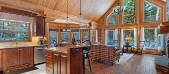 Fiddler Lake Resort: Cozy Chalet + Hot Tub