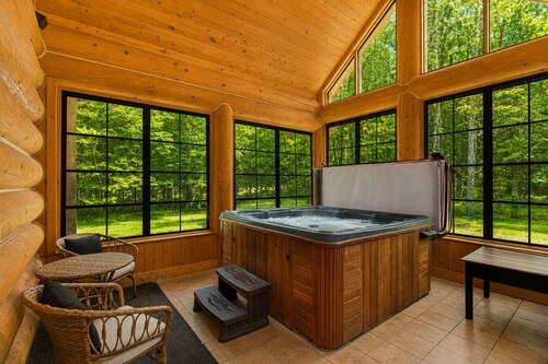 Fiddler Lake Resort: Cozy Chalet + Hot Tub