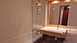 Bathroom - Dba205 - 1 Bedroom Apartment + Sleeping Alcove - Balcony - Sleeps 6 - 1800 Area (Puy-Saint-Vincent)