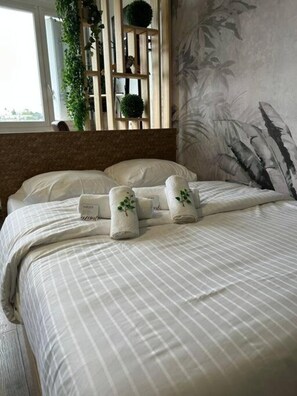 1 bedroom, iron/ironing board, WiFi, bed sheets - Studio LE COSY JUNGLE close to the station and historic center (Chartres)