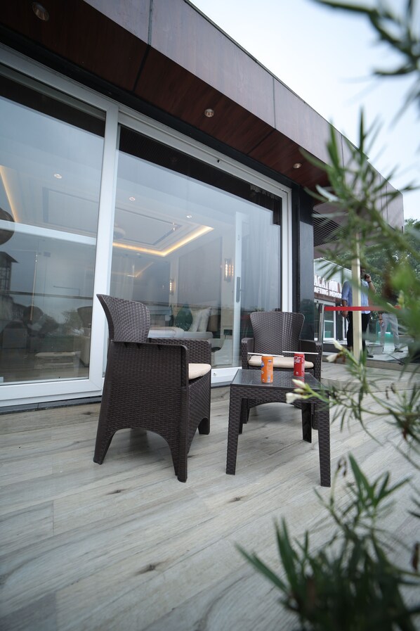 套房, 1 间卧室, 阳台, 城市景观 | 起居区 | 32-英寸智能电视（配备数码频道）