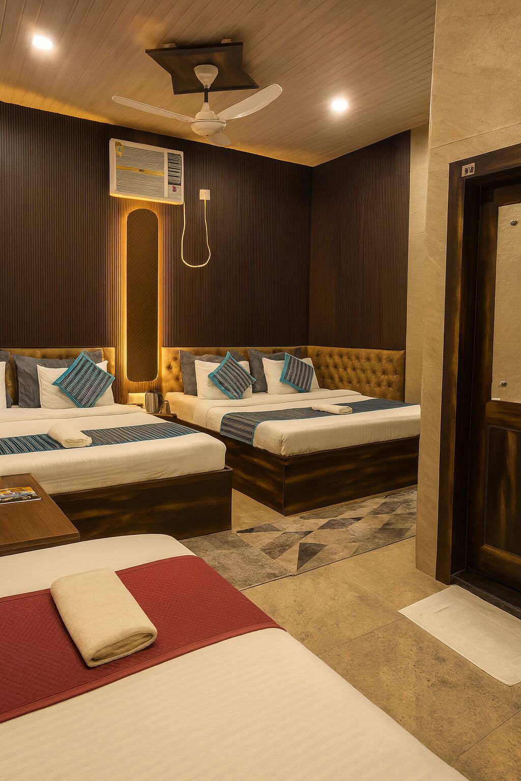 Neljän hengen deluxe-huone, parveke | Minibaari, työpöytä, kannettavalle tietokoneelle sopiva työtila