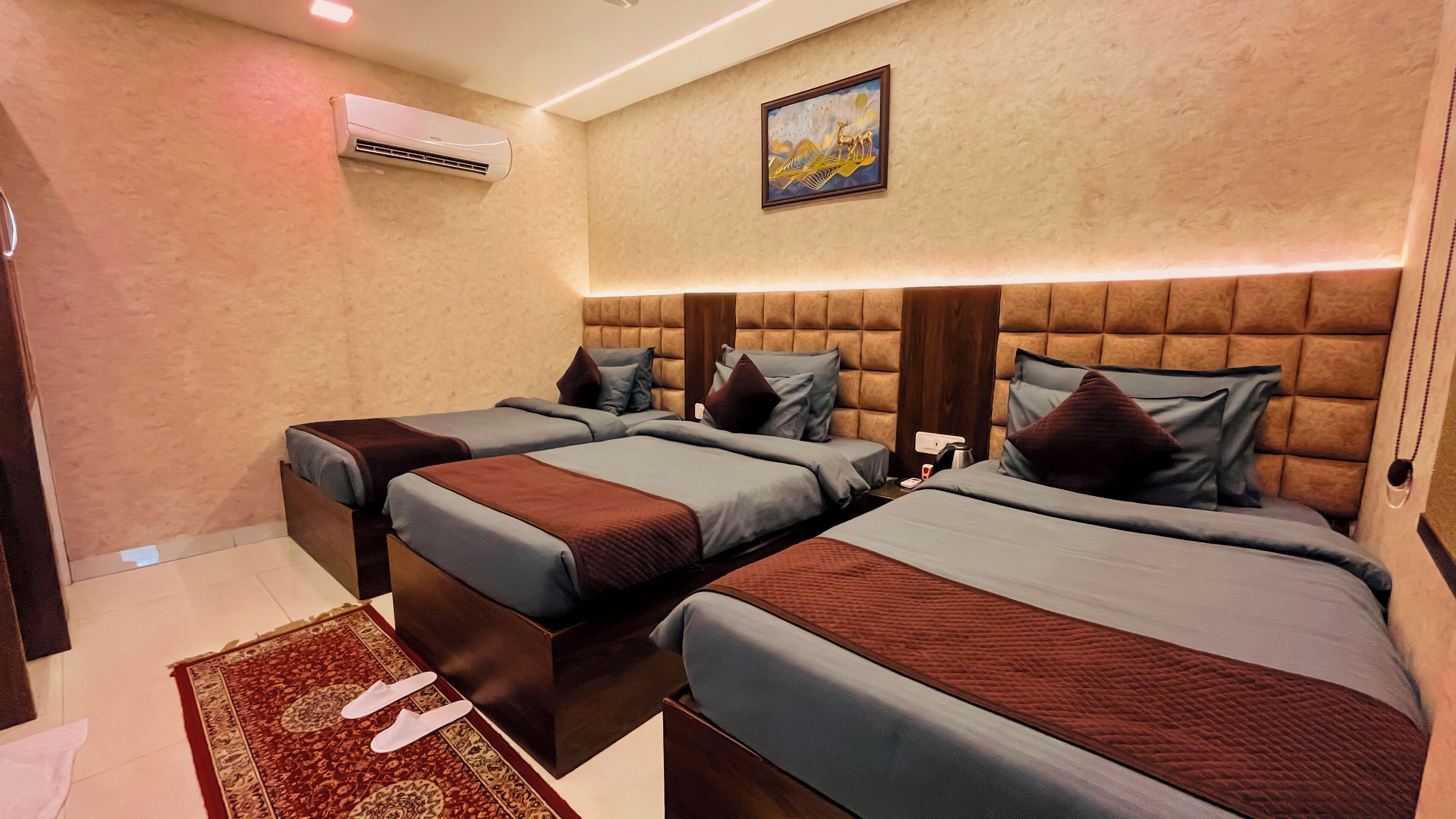 Kolmen hengen deluxe-huone | Minibaari, työpöytä, kannettavalle tietokoneelle sopiva työtila