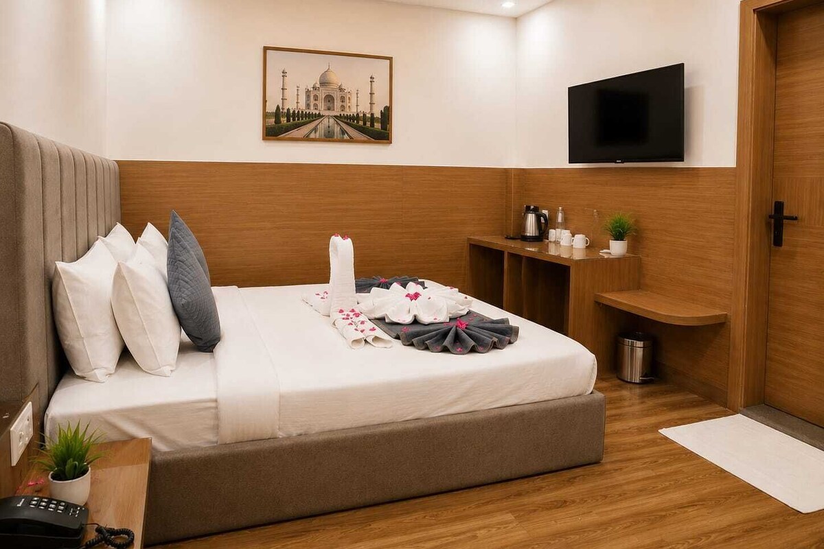 Cozy Double Room - Ground Floor | Kaliteli yatak takımı, minibar, masa, dizüstü bilgisayar çalışma alanı 