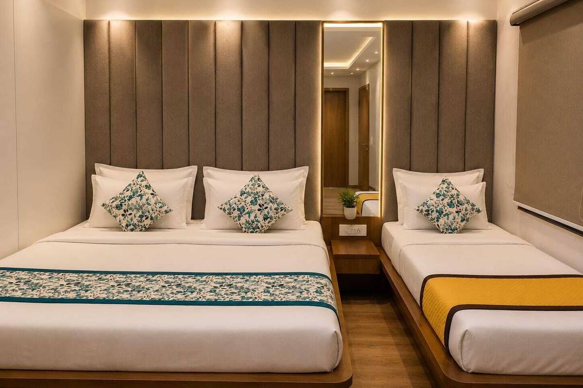Cozy Triple Room - Ground Floor | Biancheria da letto di alta qualità, minibar, una scrivania
