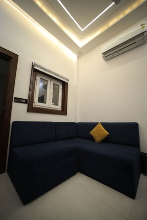 ميني بار ومكتب ومساحة عمل للكمبيوتر المحمول وستائر تعتيم