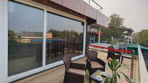 Taj View Signature Suite | Oppholdsområde | En 32-tommers smart-TV med digitale kanaler
