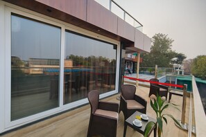 Suite, 1 habitación, balcón, vista a la ciudad | Área de sala de estar | Smart TV de 32 pulgadas con canales digitales 