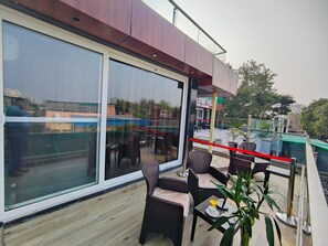 ميني بار ومكتب ومساحة عمل للكمبيوتر المحمول وستائر تعتيم