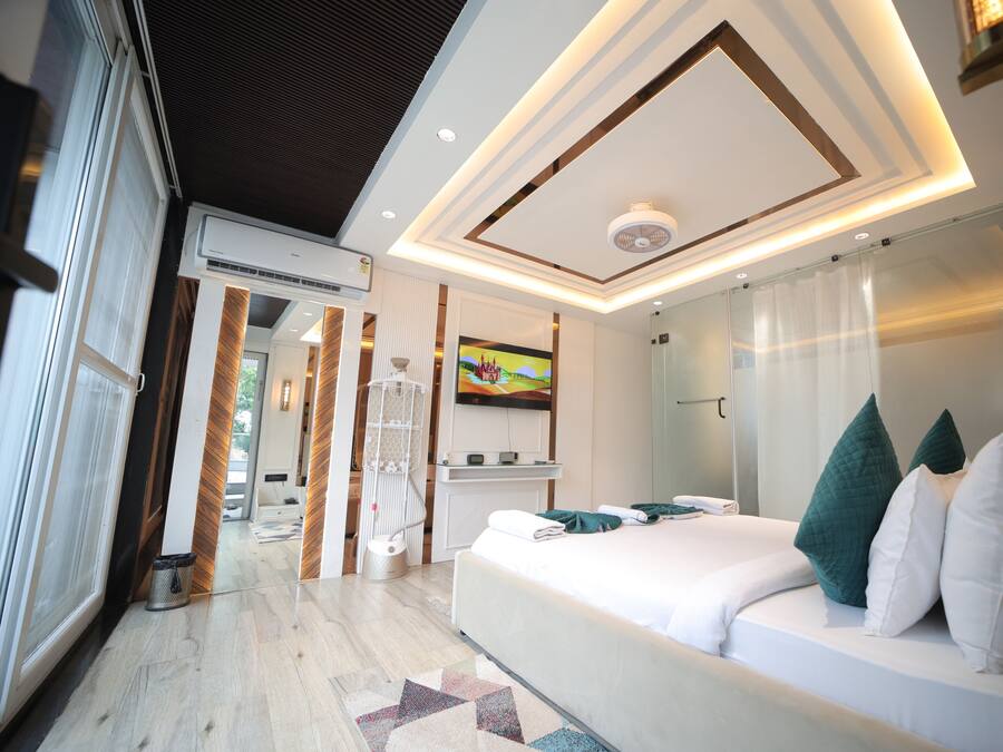 Minibar, desk, laptop workspace, blackout curtains