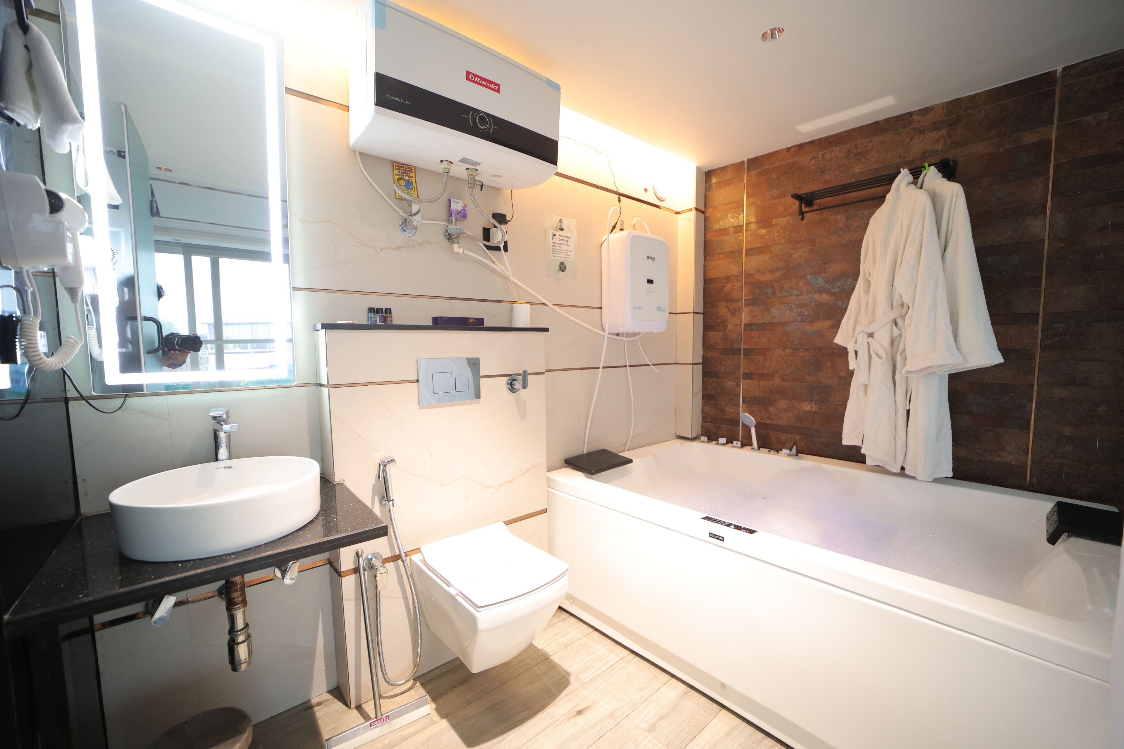 Suite, 1 chambre, balcon, vue ville | Salle de bain | Douche, articles de toilette gratuits, sèche-cheveux, chaussons