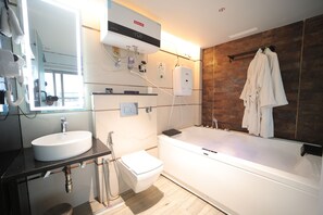 Suite, 1 kamar tidur, balkon, pemandangan kota | Kamar mandi | Shower, perlengkapan mandi gratis, pengering rambut, dan sandal