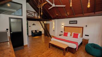 Kahden hengen deluxe-huone, parveke, valtamerinäköala | Tallelokero huoneessa, silitysrauta/-lauta, ilmainen Wi-Fi