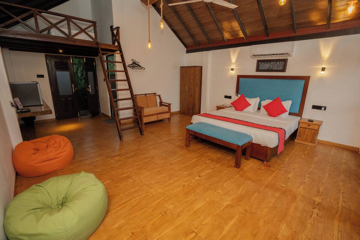 Habitación doble superior, balcón, vista al océano | Caja de seguridad en la habitación y tabla de planchar con plancha