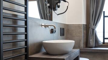 Dusche, Whirlpool, Haartrockner, Bidet