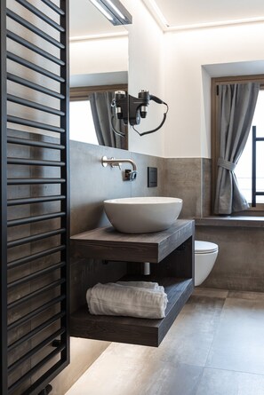 Een douche, een bubbelbad, een haardroger, een bidet