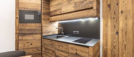 Kjøleskap, mikrobølgeovn, oppvaskmaskin og kaffetrakter/tekoker