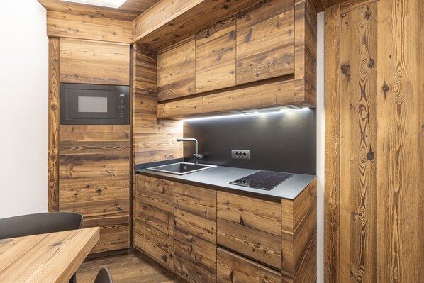 Fridge, microwave, dishwasher, coffee/tea maker