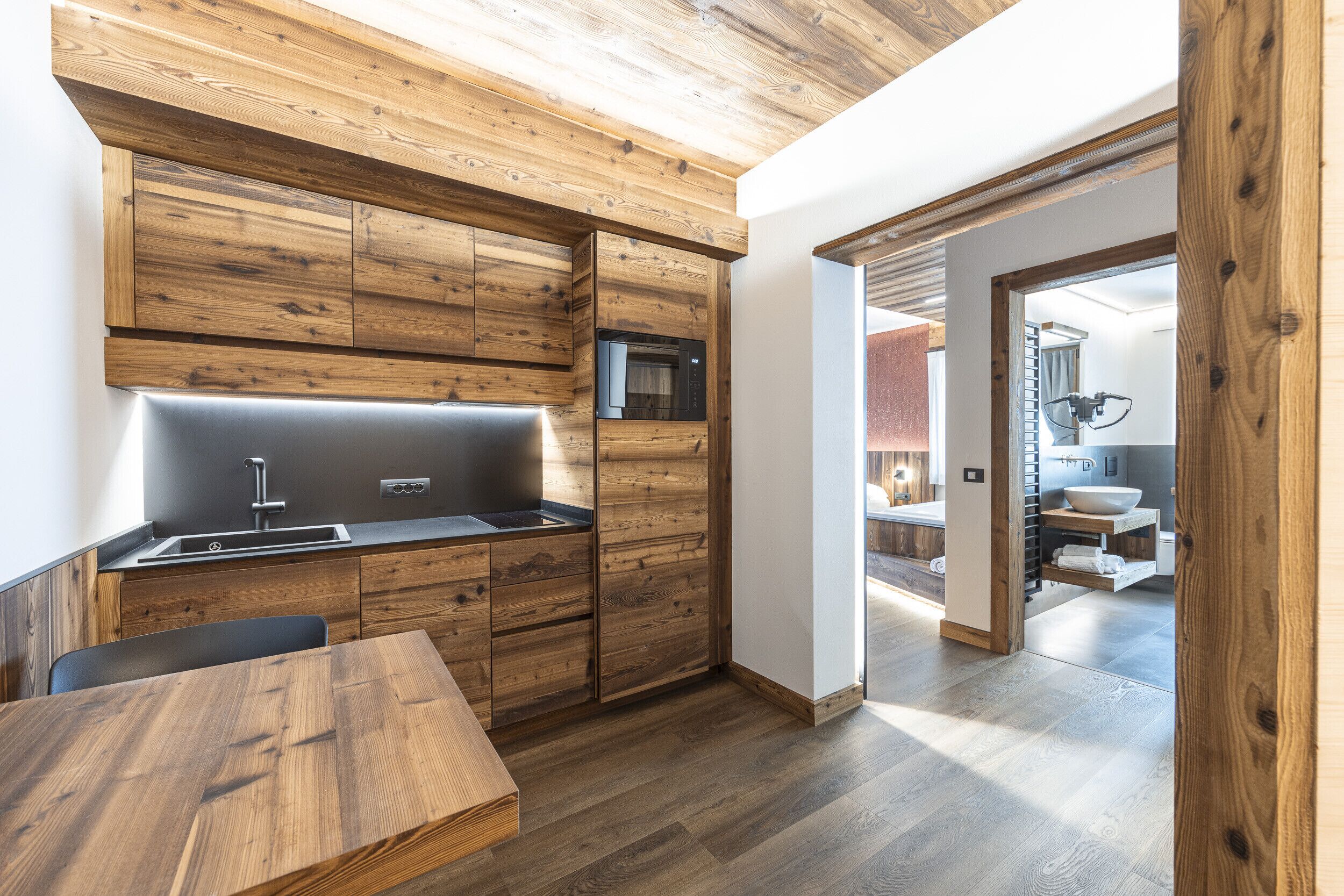 Regadera, tina de hidromasaje, secadora de cabello, bidet 