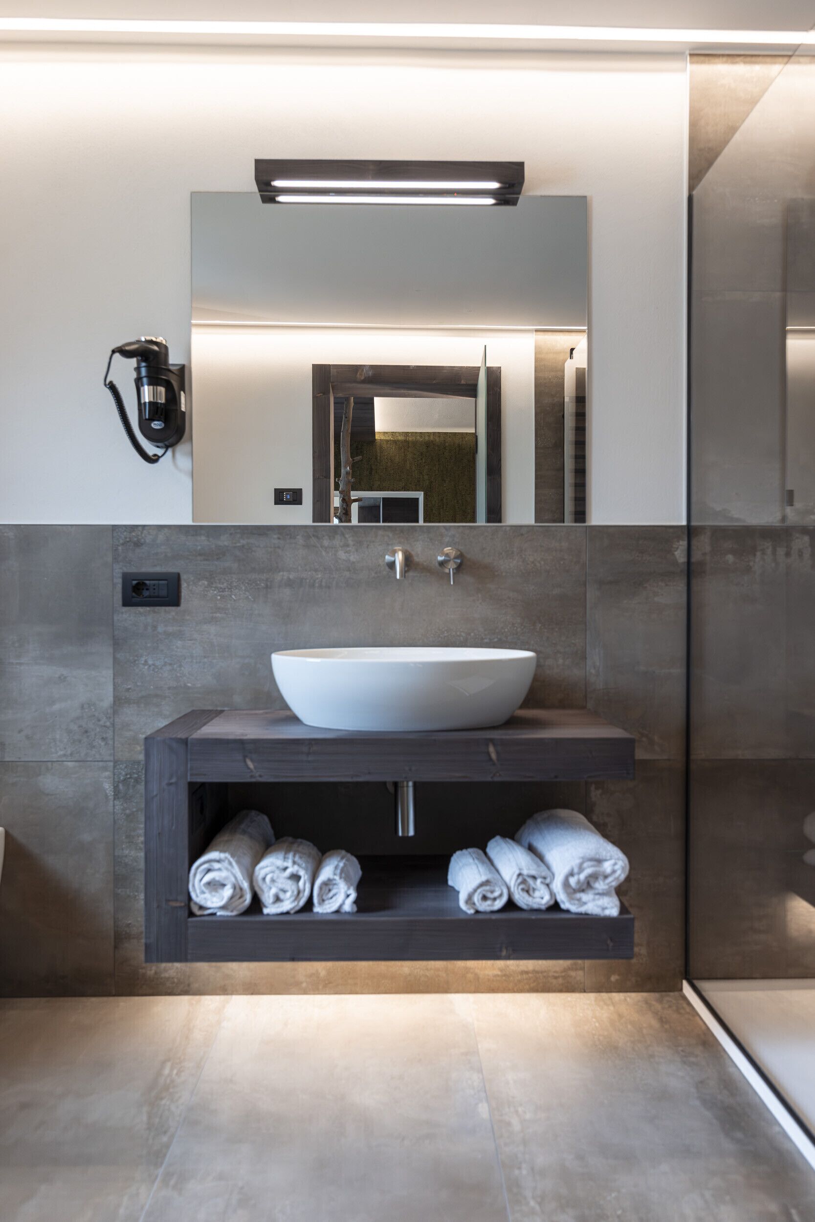 Douche, baignoire à jets, sèche-cheveux, bidet